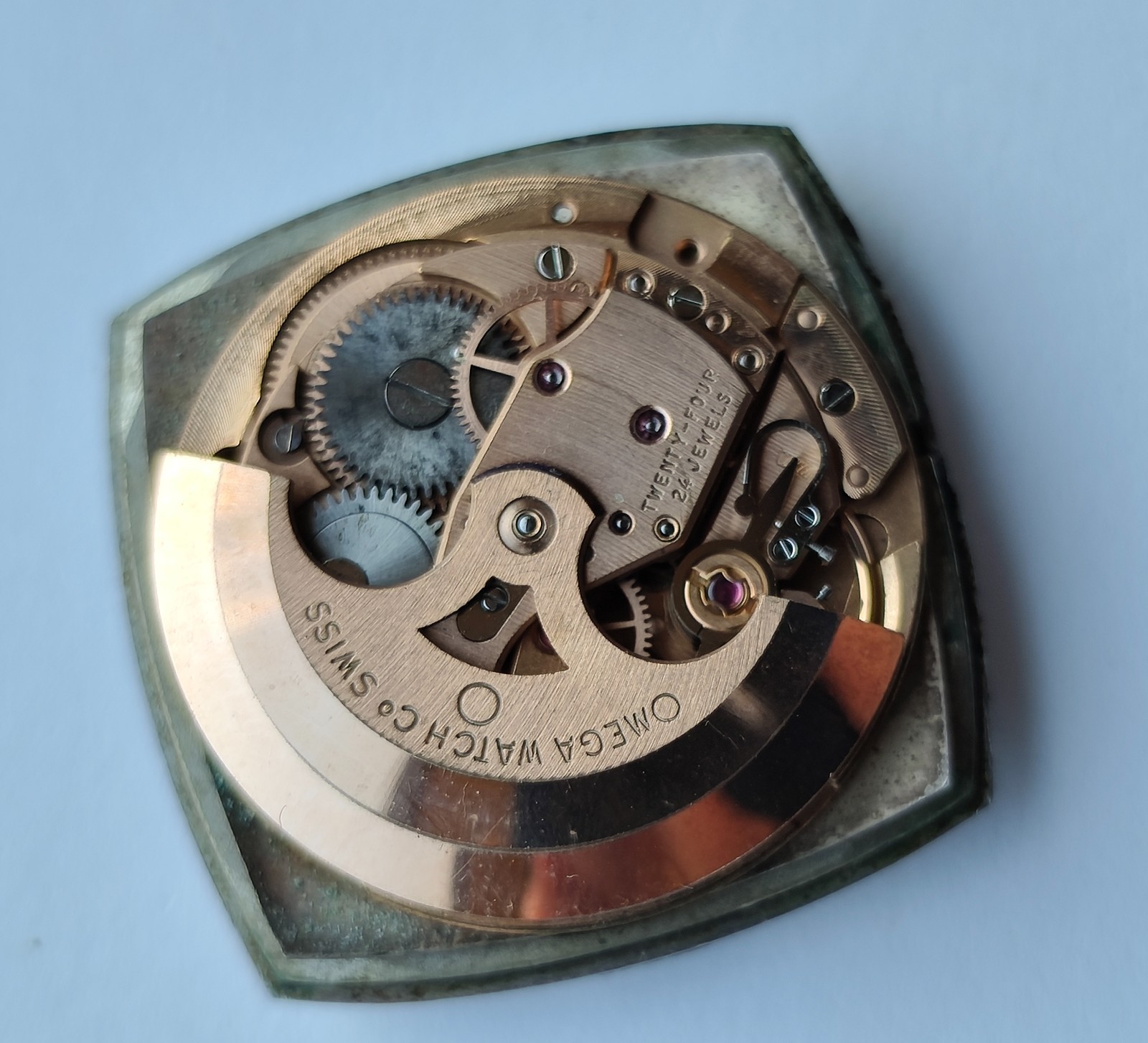 Vintage Omega Automatic Cal 565 Watch Movement , balance moves.