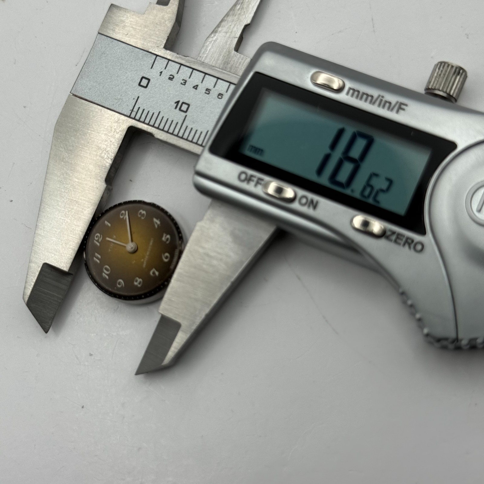 Timex 465 Watch Movement Great Britain Brown Dial Vintage Parts Repair 15.1mm
