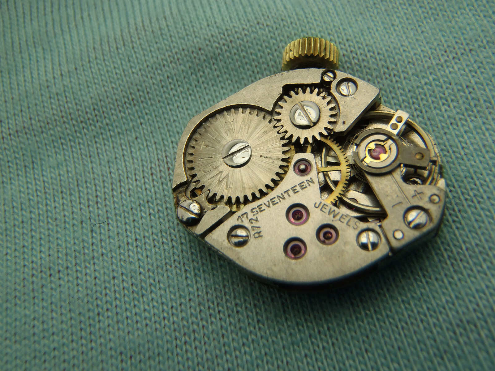 WALTHAM R72 MOVEMENT WIND-UP 17J RUNS WHEN U SHAKE IT 18.1 X 15.3MM SOLD 4 PARTS