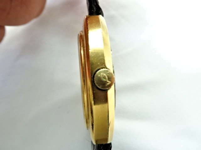 IWC Jumbo Ref. 3072 features a 38 mm cushion case Quartz Crown buckle Original