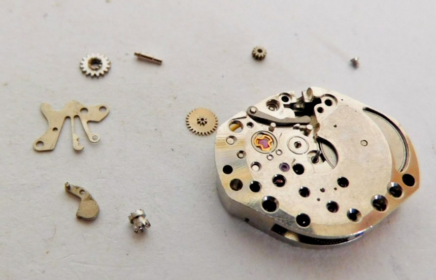 UT 28 A MOVMENT PARTS FOR PARTS or REPAIR. 17 JEWELS. USED
