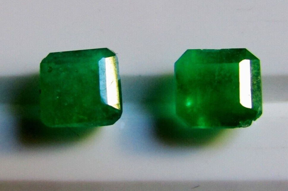 NATURAL Emerald clean with a magnifying glass square @ 4.5 x 4.8 mm 0.5 cts