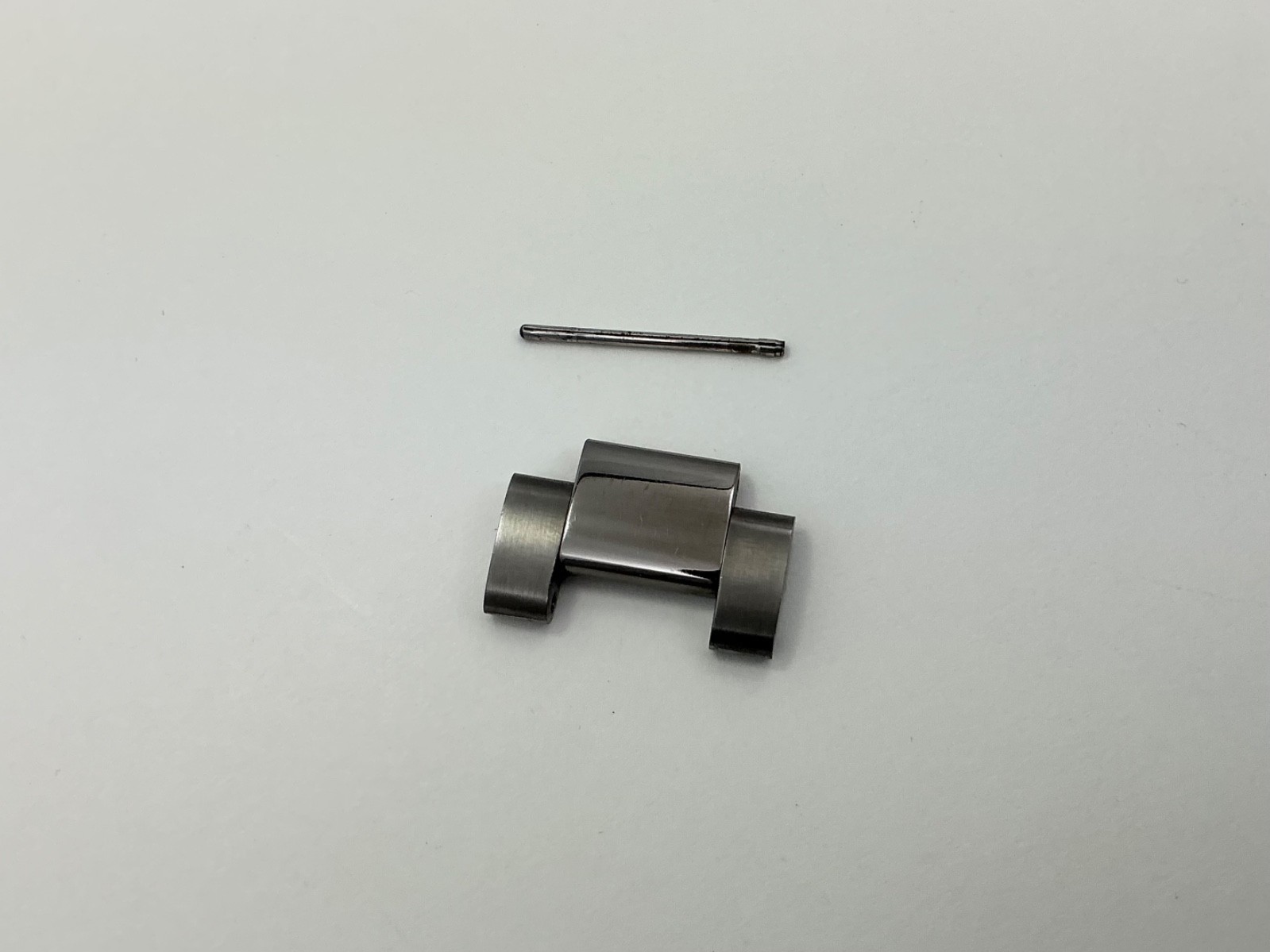 Bulova Model 98B337 Caseback C9692080 Gunmetal Link 20mm