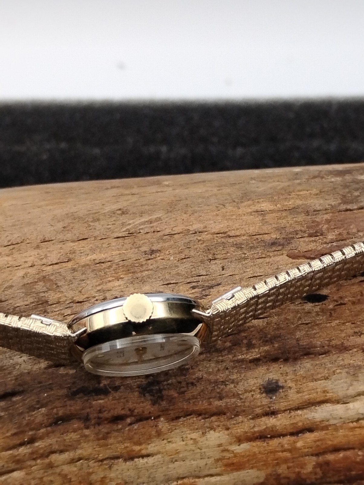Ladies Elgin Oval Quartz Watch 14x18x7mm Adjustable Safety Clasp. 10k Gold..W24