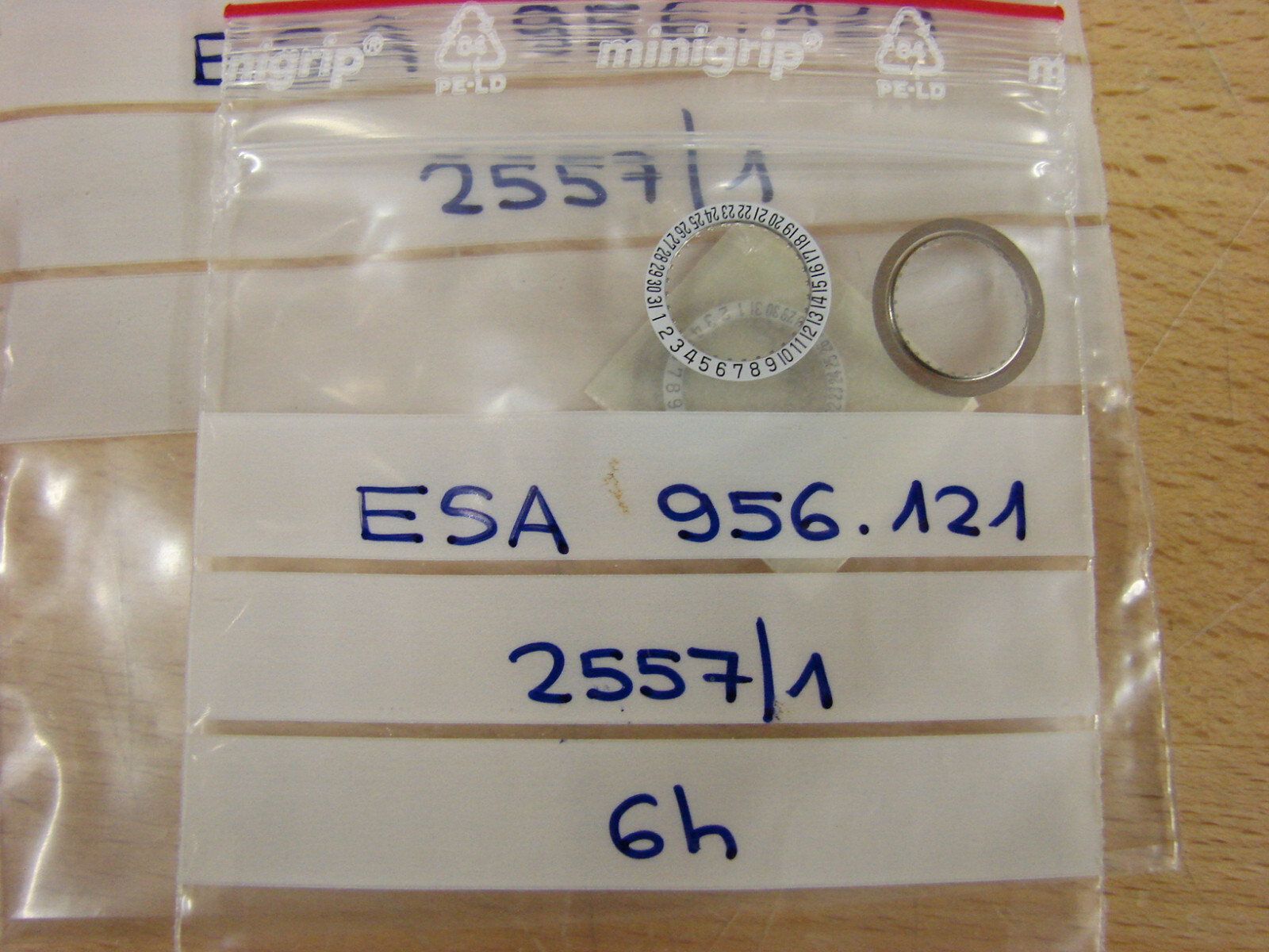 ETA 956.121, 956.101,+++ date disc, black and white, #2557, date at 6 position!