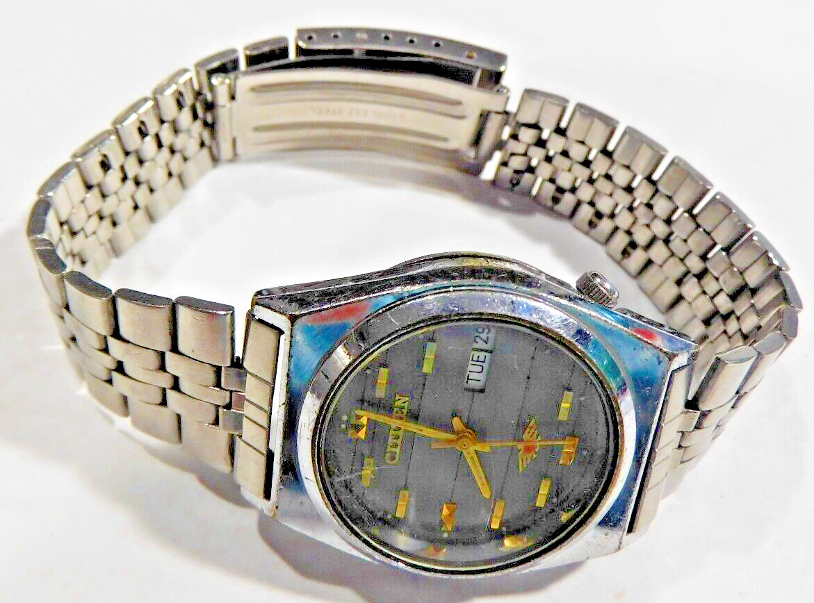 CITIZEN 8200A 21 JEWELS AUTO DAY & DATE RUNNING. NEEDS CLEANING, OIL, ADJUSTMENT