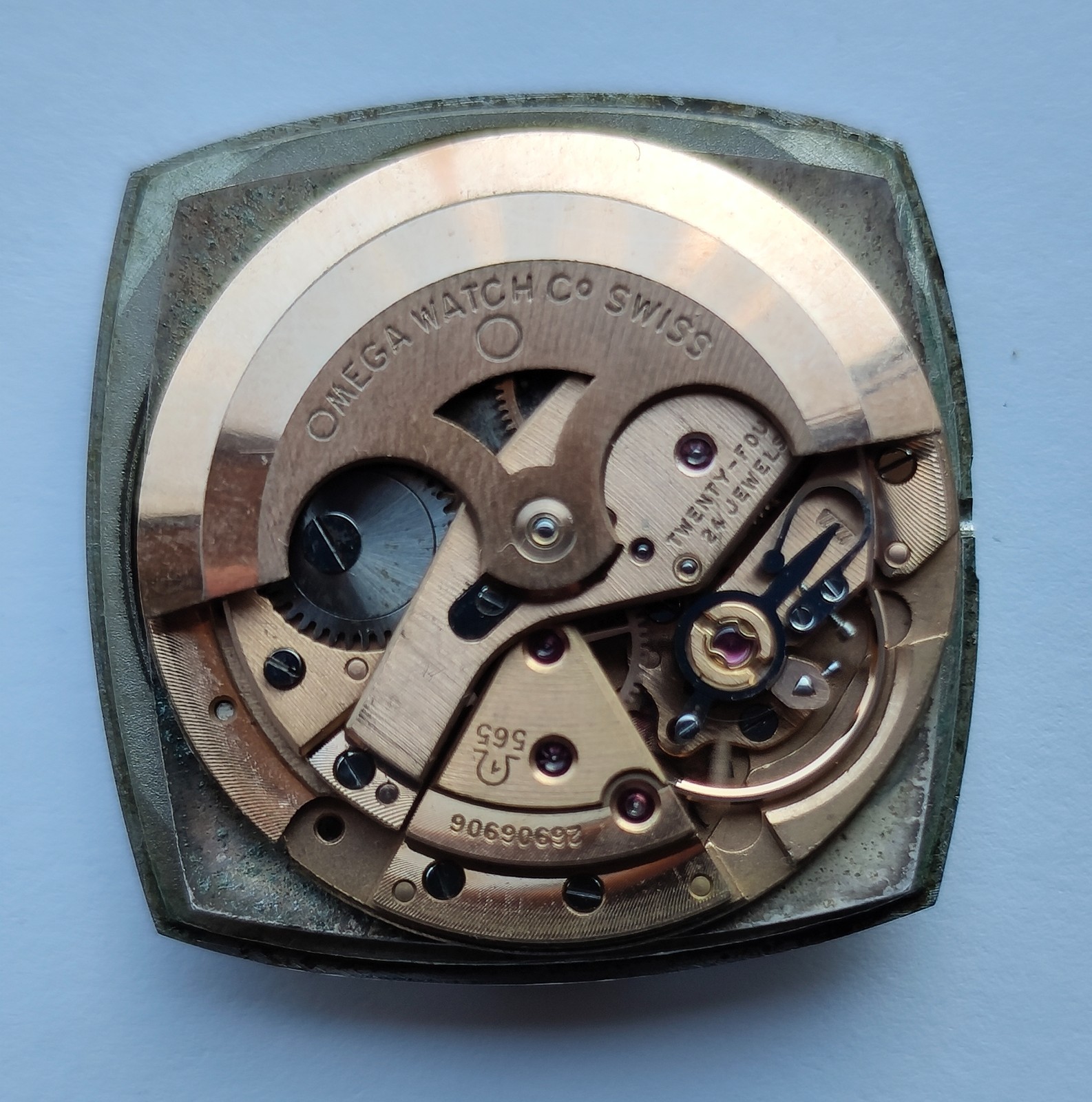 Vintage Omega Automatic Cal 565 Watch Movement , balance moves.