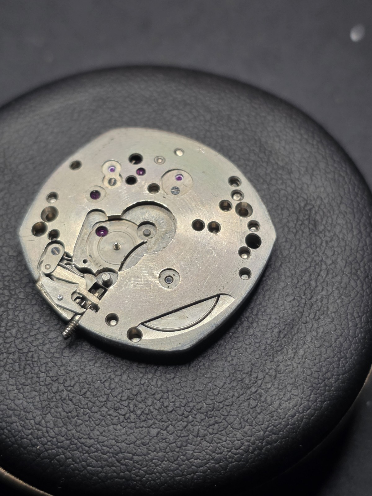 Gruen Precision Cal. 425 Manual Wind Movement – 17 J – Seconds Wheel Pivot Broke