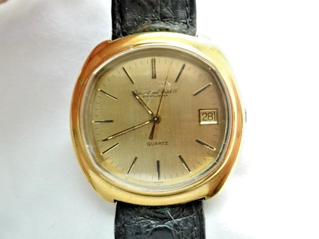 IWC Jumbo Ref. 3072 features a 38 mm cushion case Quartz Crown buckle Original