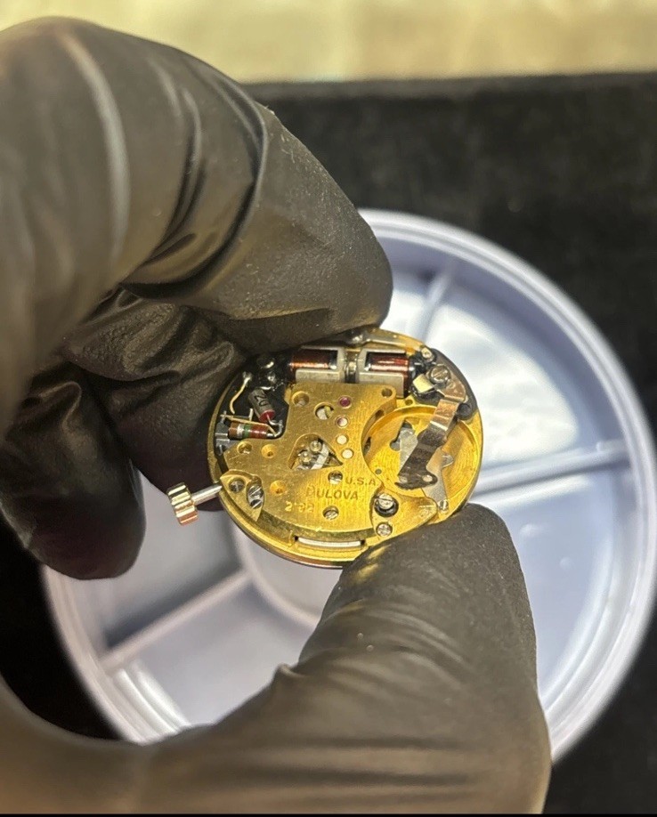 Vig-Inside watch mech. ONLY for 14k Solid Gold Bulova Accutron 2182 Mens Watch