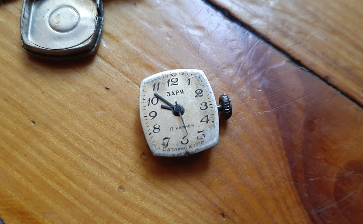 2 old Soviet mechanisms of women’s watches Chaika and Zaria watches. Not working
