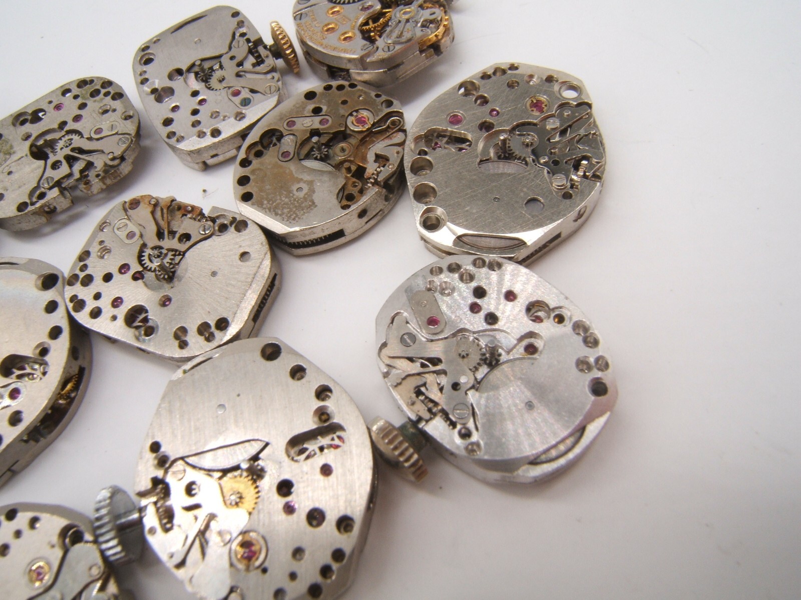 13 SMALL WOMEN’S WATCH MOVEMENTS PARTS REPAIR MECHANICAL WIND UP (LOT DE)
