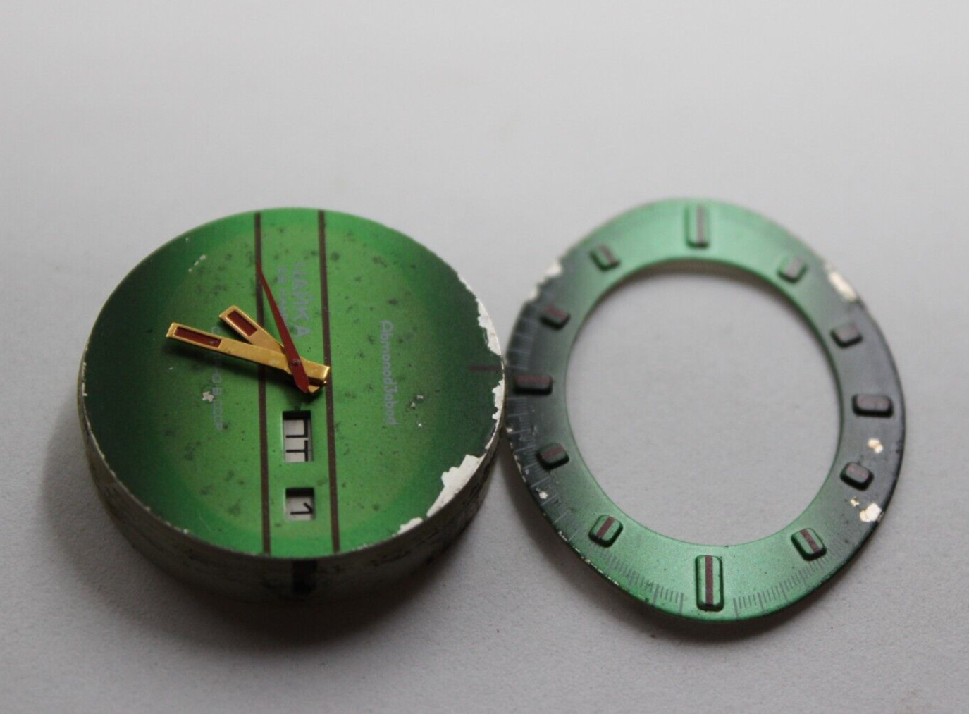 The dial with a mechanism for mens watch Chaika 2628 17 stone USSR does not work