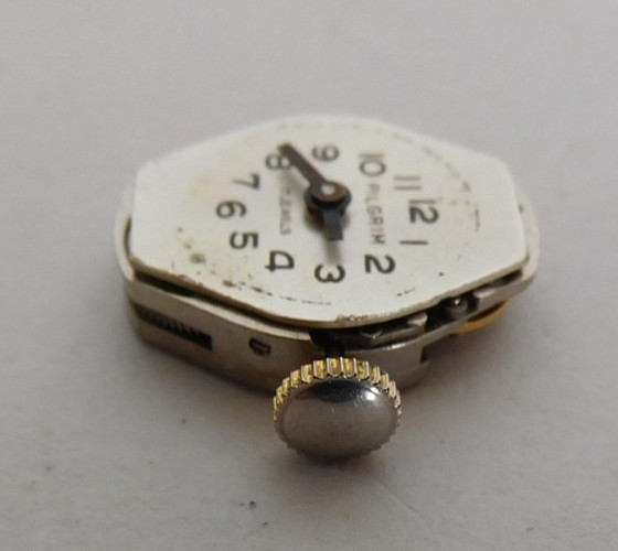 UT 28 A MOVMENT WITH DIAL & HANDS FOR PARTS or REPAIR. 17 JEWELS. USED
