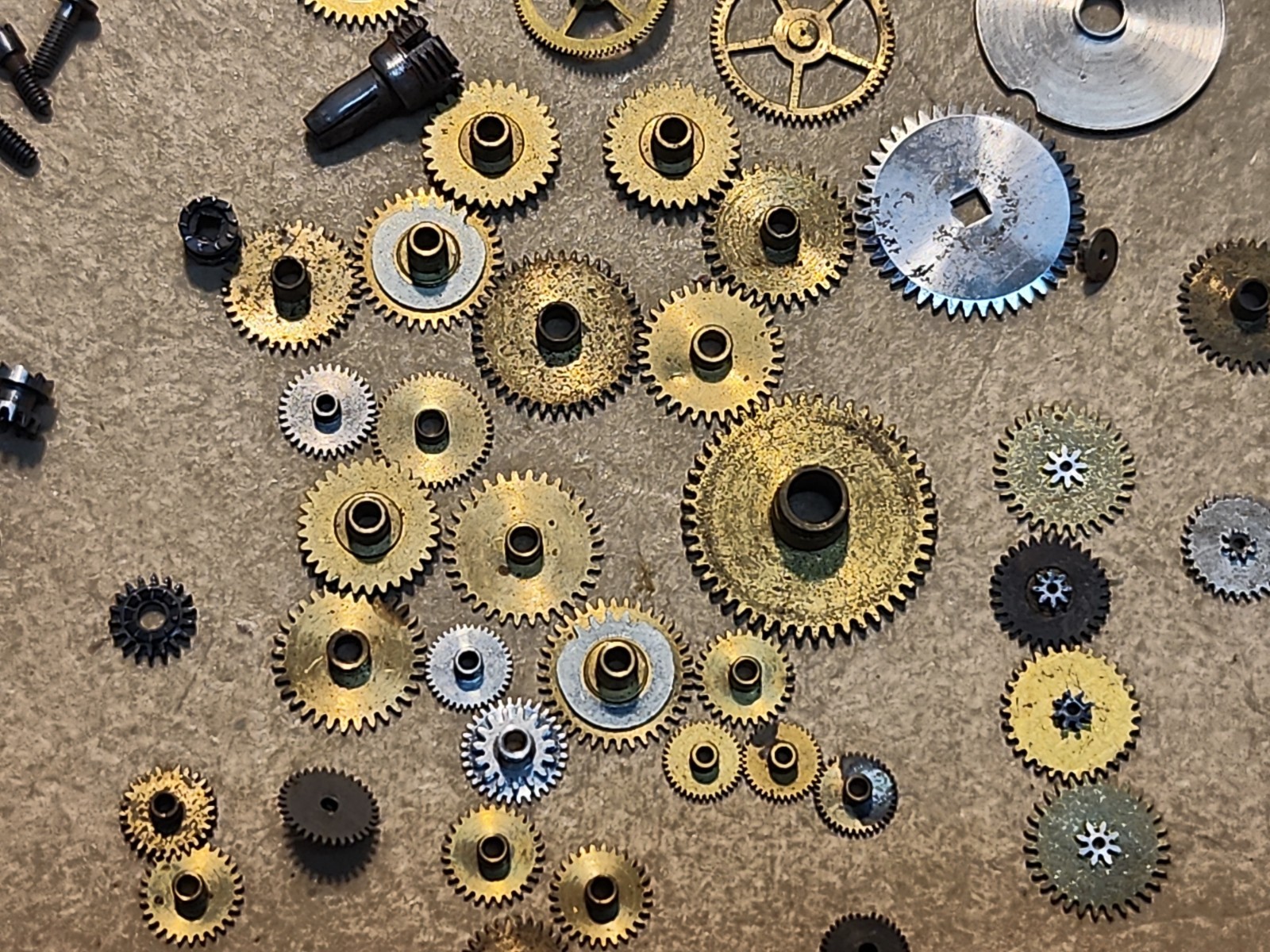 Lot Of Mixed Pocket Watch/Wristwatch Loose Parts-Train Wheels, Hr Wheels, 120+