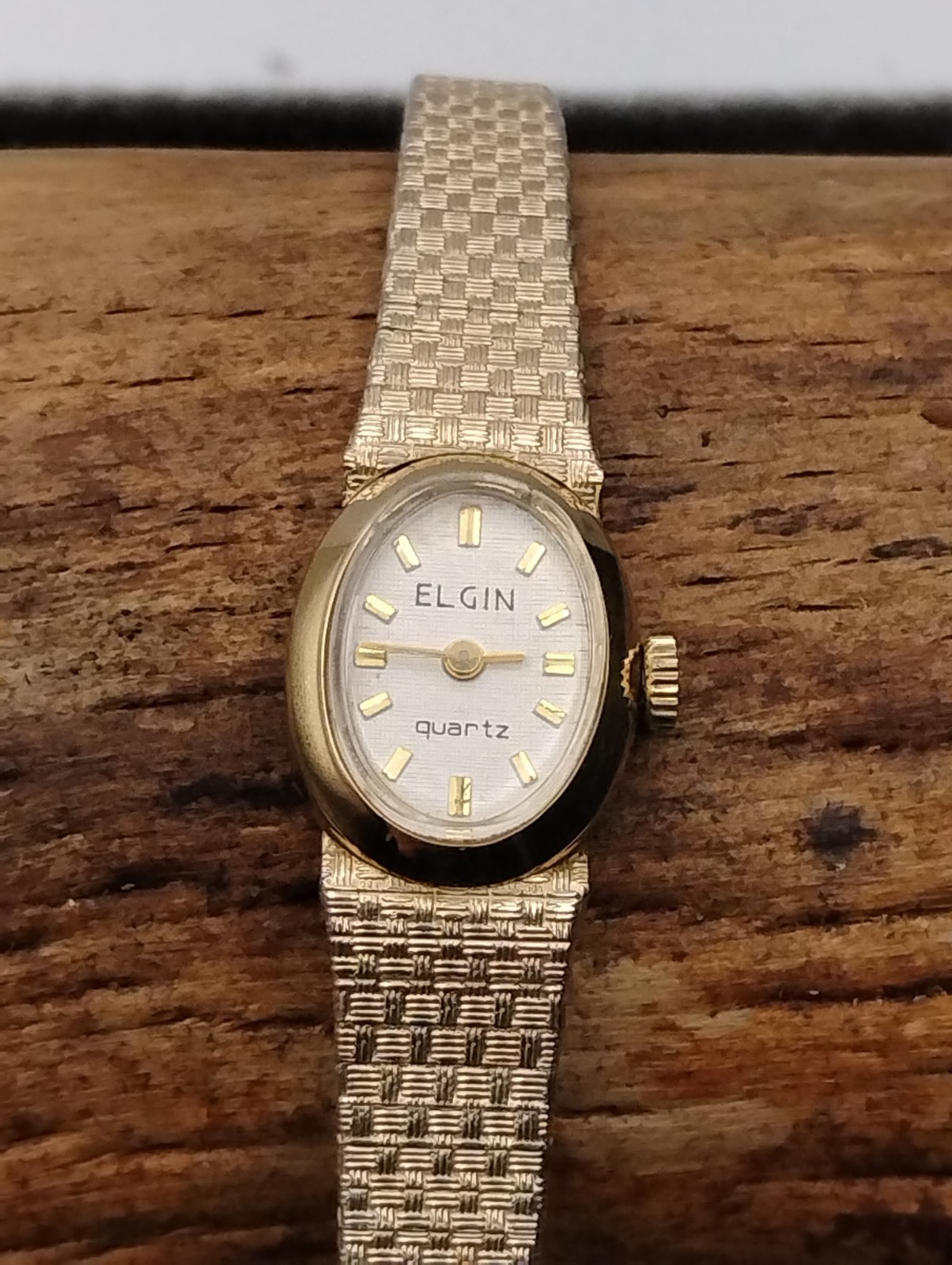 Ladies Elgin Oval Quartz Watch 14x18x7mm Adjustable Safety Clasp. 10k Gold..W24