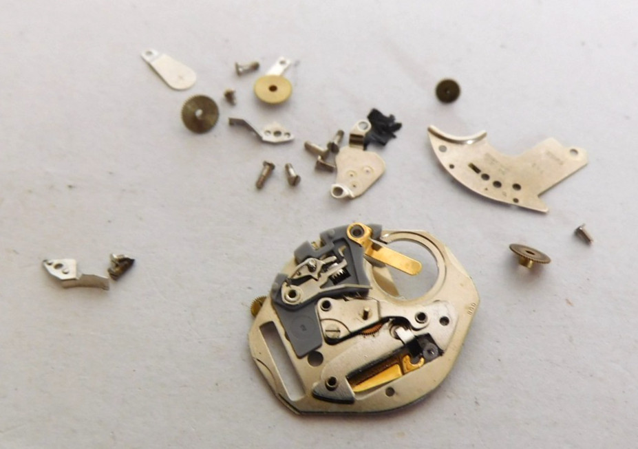 RONDA 762 MOVEMENT PARTS FOR REPAIR ONLY . USED