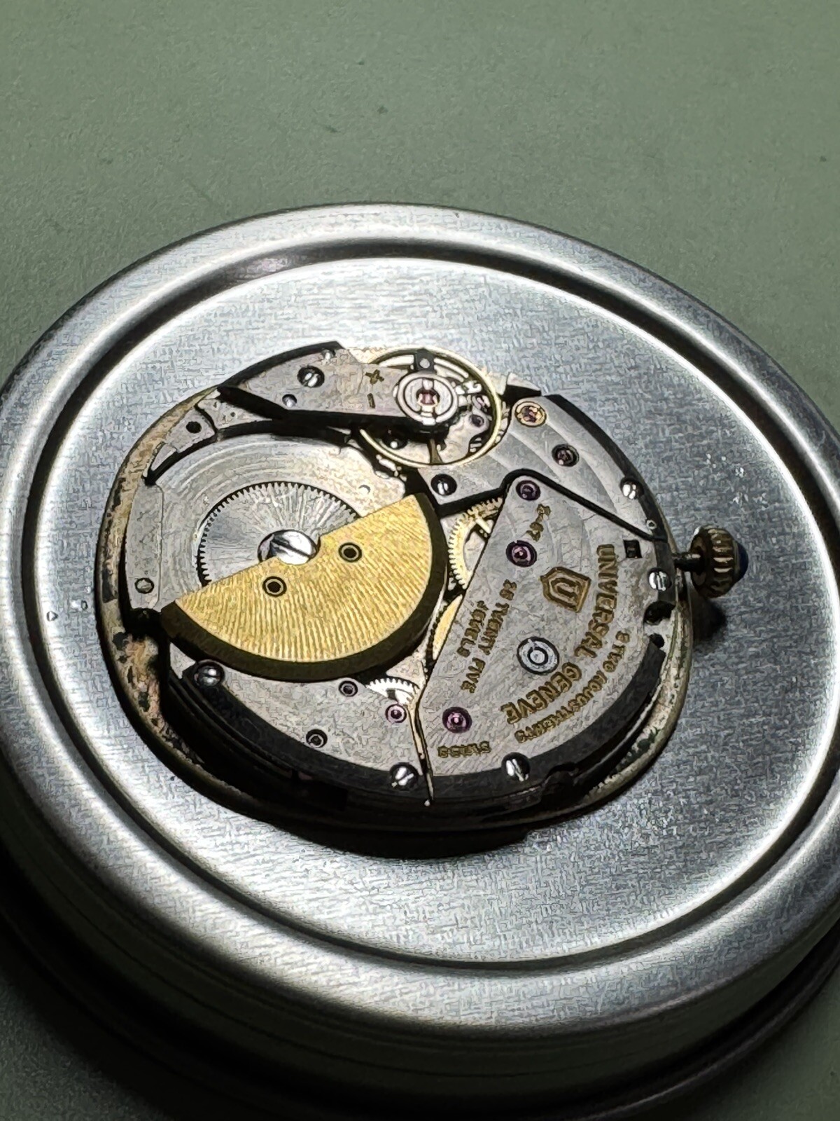 UNIVERSAL GENEVE cal. 2-67 MICRO ROTOR MOVEMENT / GOLDEN SHADOW DIAL and CROWN