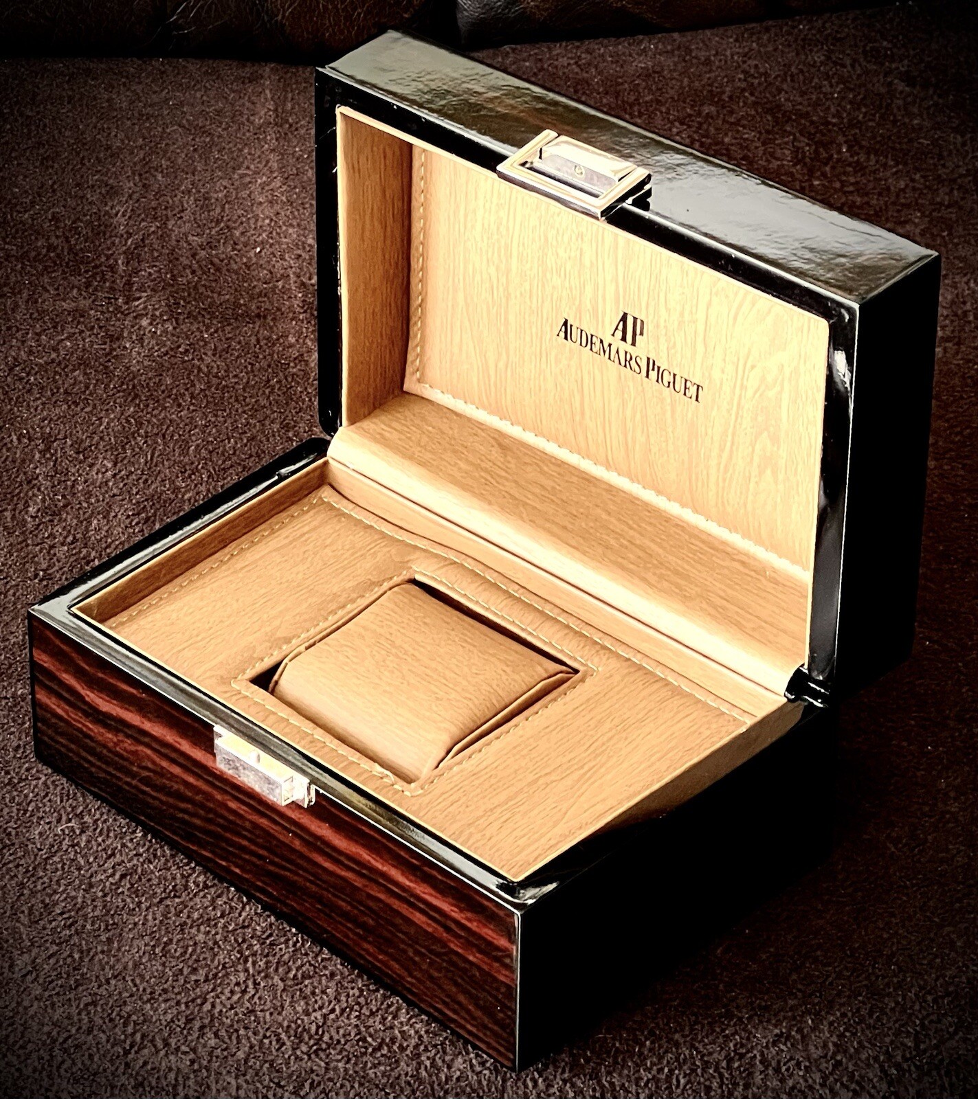 Original Swiss “Audemars Piguet” Walnut Watch Case & Outer Box (8”x6”x 6”, 935g)