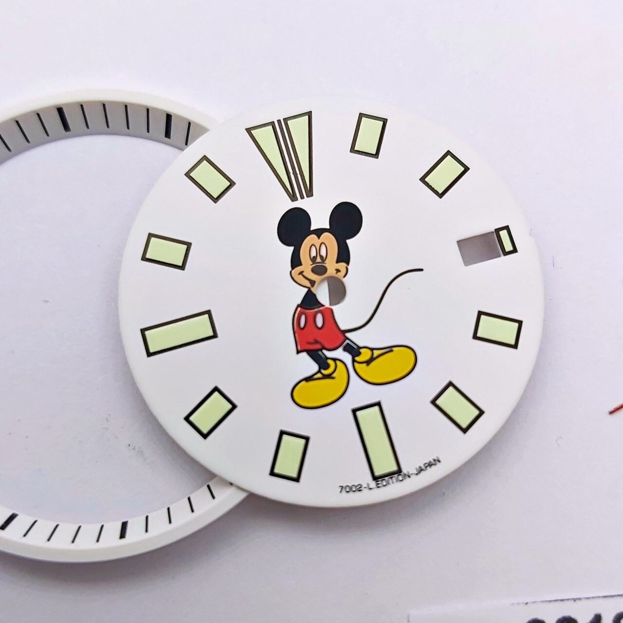 SEIKO MICKEY MOUSE DIAL GLOVED HANDS MINUTE TRACK 7002 7000 WATCH RED VER. 6218
