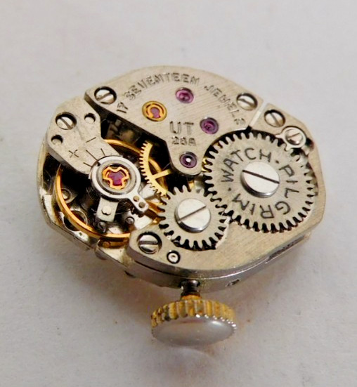 UT 28 A MOVMENT WITH DIAL & HANDS FOR PARTS or REPAIR. 17 JEWELS. USED