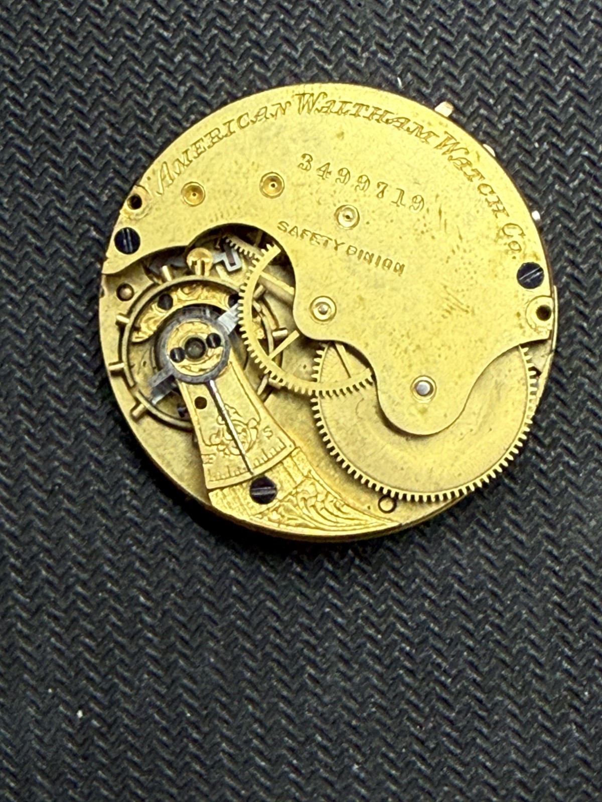 American Watch Co Waltham: size 6 – Good dial, broken staff, good dial