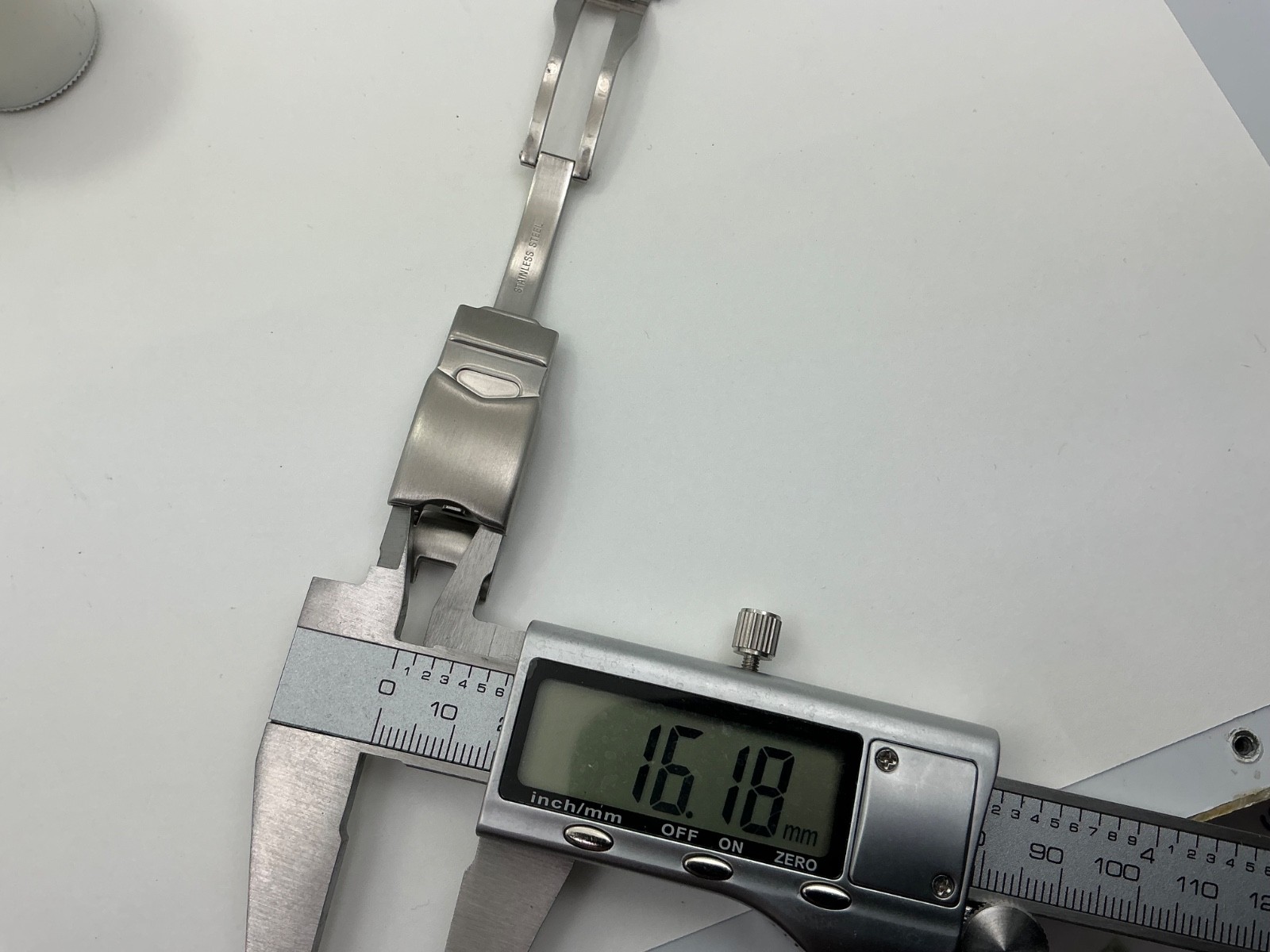 VICTORINOX CHRONO-RACER V7-25X stainless steel clasp