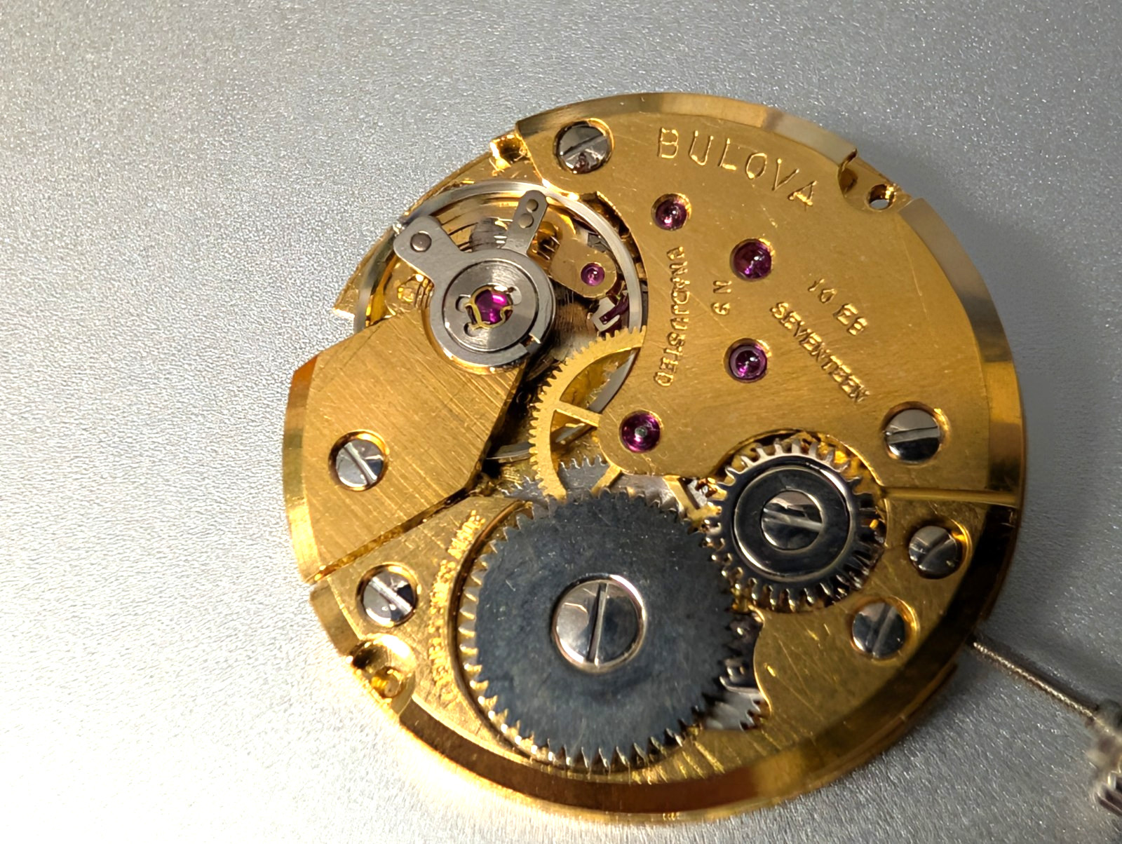 pre-owned Bulova ETA Peseux 7040 Movement Gold color Hand-Wound – Genuine Swiss