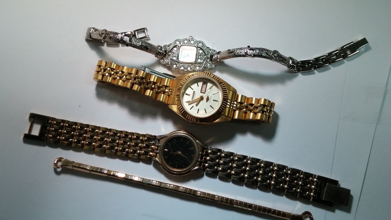 LOT of Watches, 2 bracelts for resale: Citizen, Seiko, Lorus-Mickey Mouse, Men’s