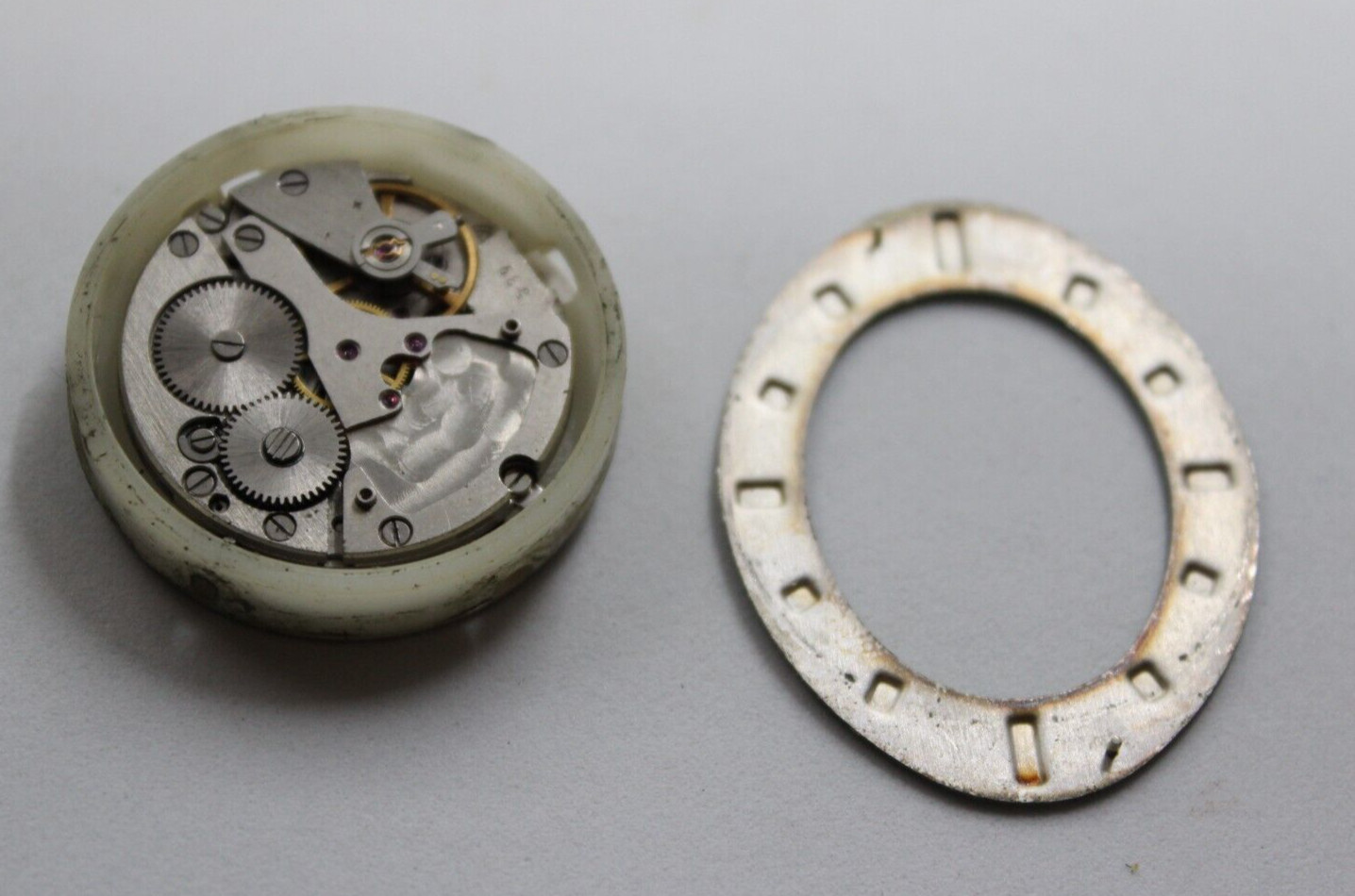 The dial with a mechanism for mens watch Chaika 2628 17 stone USSR does not work