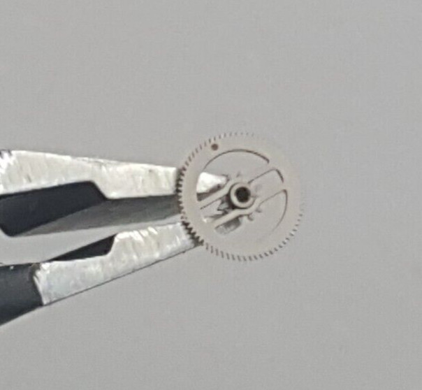 Baume & Mercier Caliber 5057 Part Number 242 (Canon Pinion With Driver)
