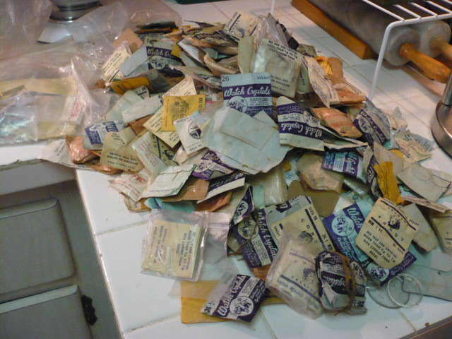 500 – 1000 VINTAGE PLASTIC WATCH CRYSTALS & CLOCK HANDS