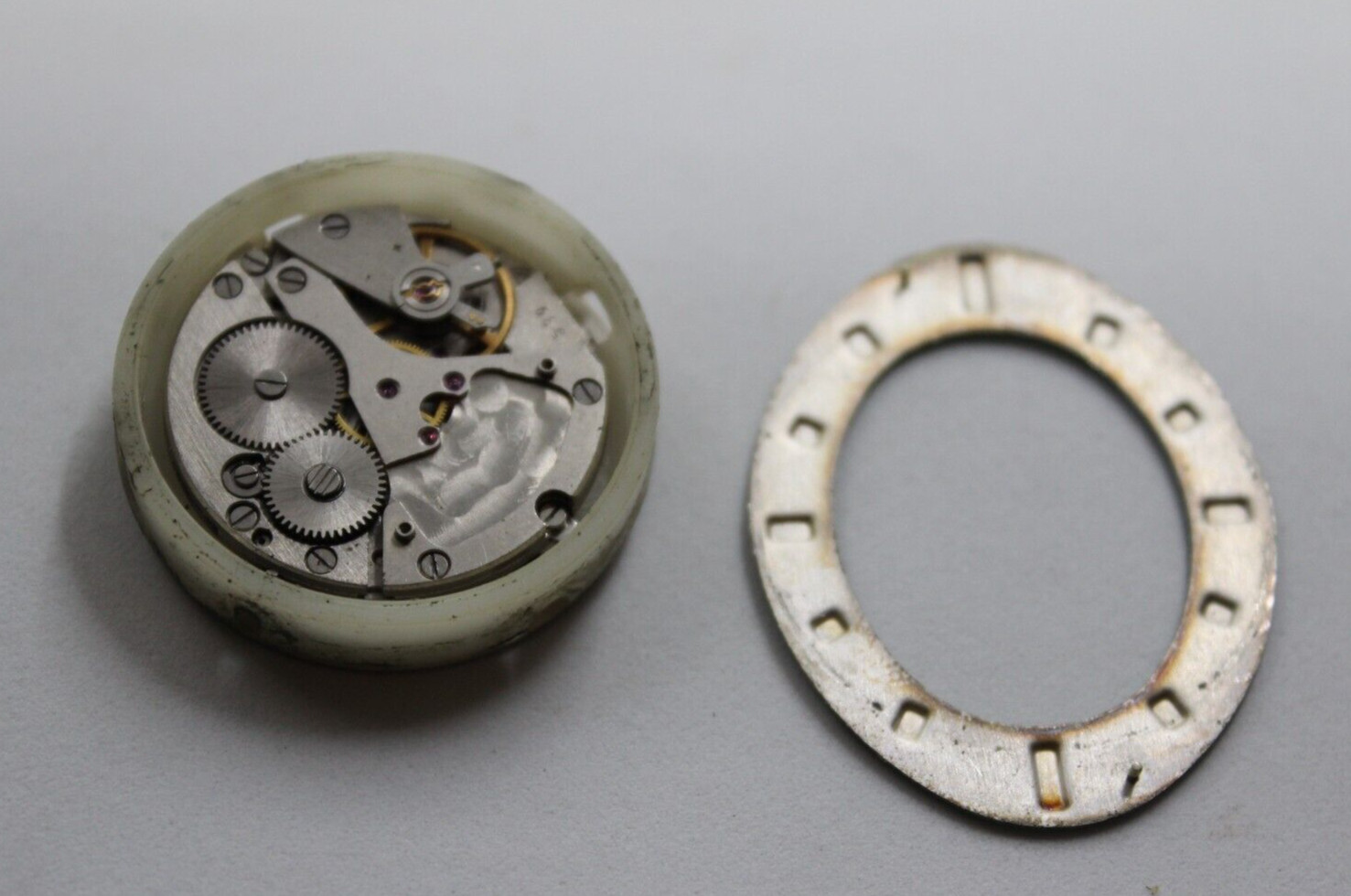 The dial with a mechanism for mens watch Chaika 2628 17 stone USSR does not work