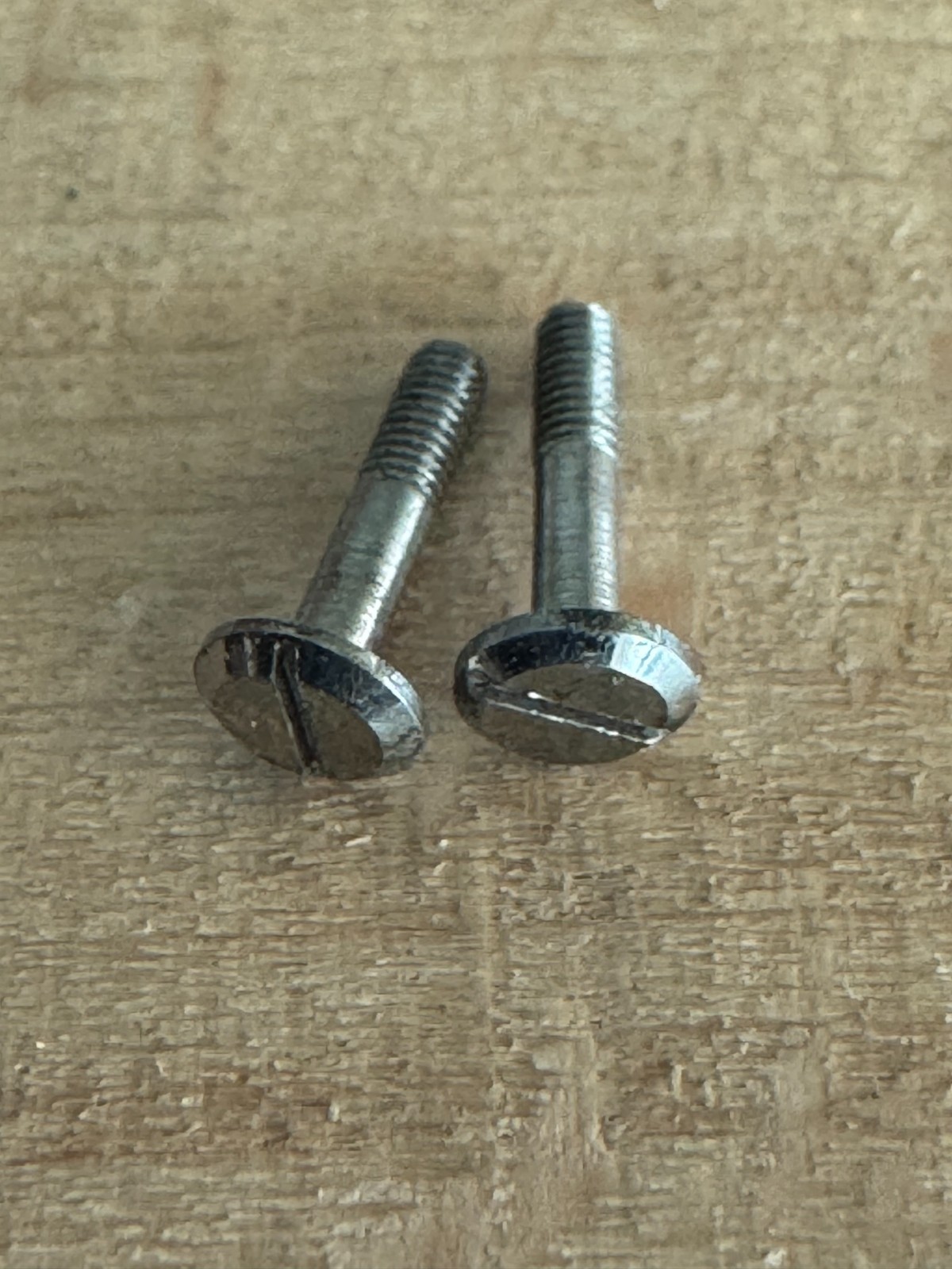 NICE VINTAGE 16 SIZE HOWARD 21 & 23 JEWEL FLAT BEVELED CASE SCREWS 2 PIECES