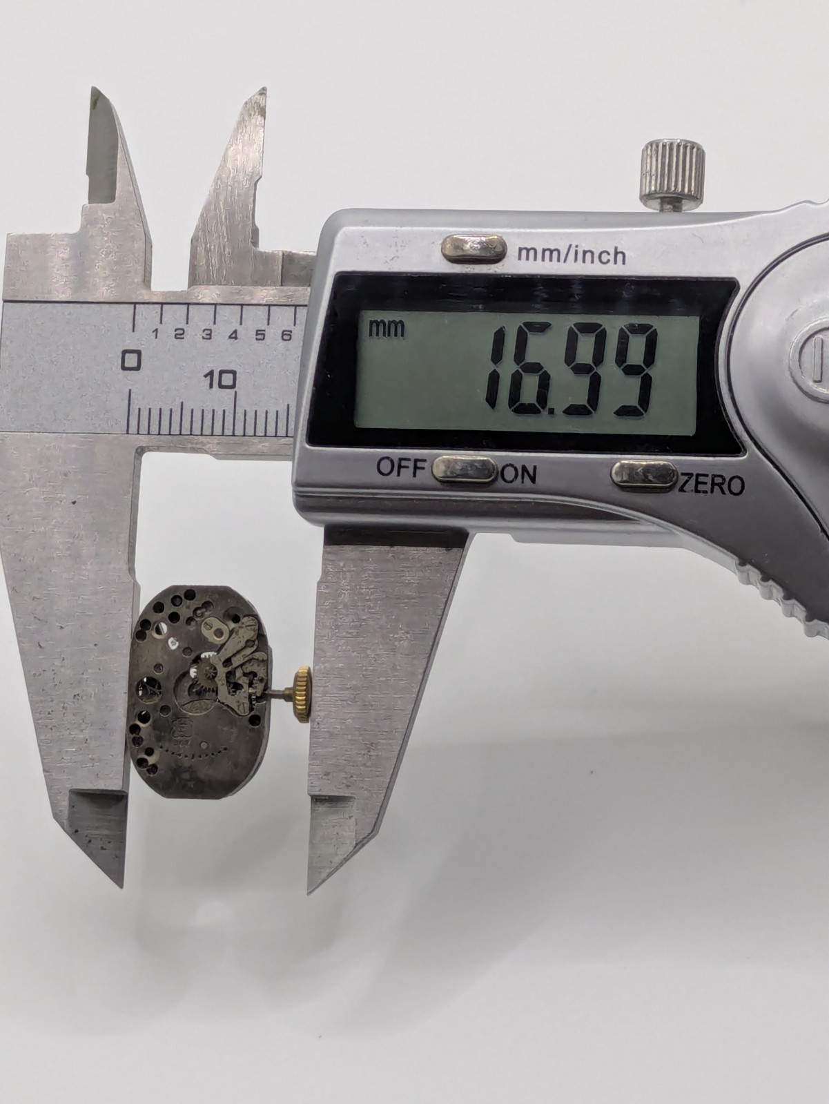 F302 Milus 15 Jewel Manual Watch Movement Swiss Made No Dial Untested 15.1mm