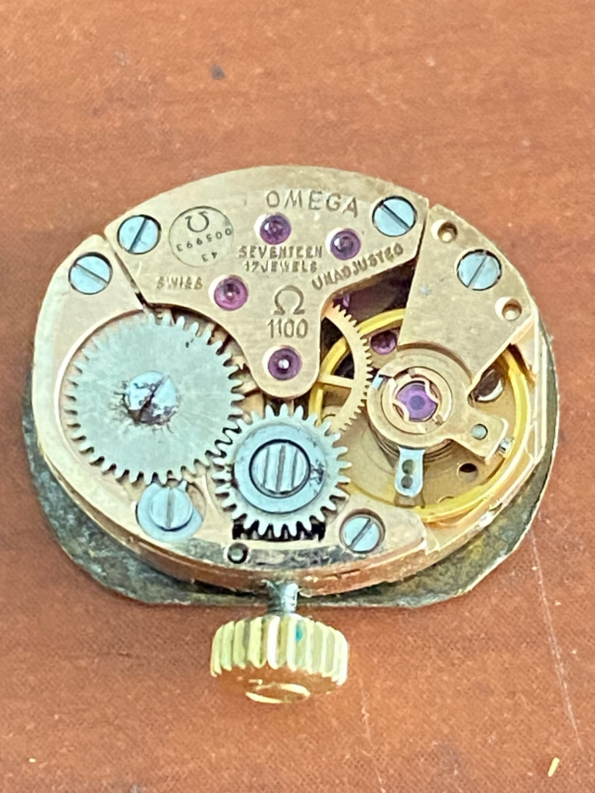 VINTAGE LADIES OMEGA WRIST WATCH MOVEMENT, CAL. 1100, KEEPING TIME, 17 JEWEL