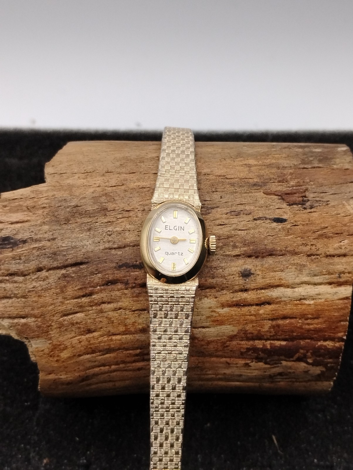 Ladies Elgin Oval Quartz Watch 14x18x7mm Adjustable Safety Clasp. 10k Gold..W24