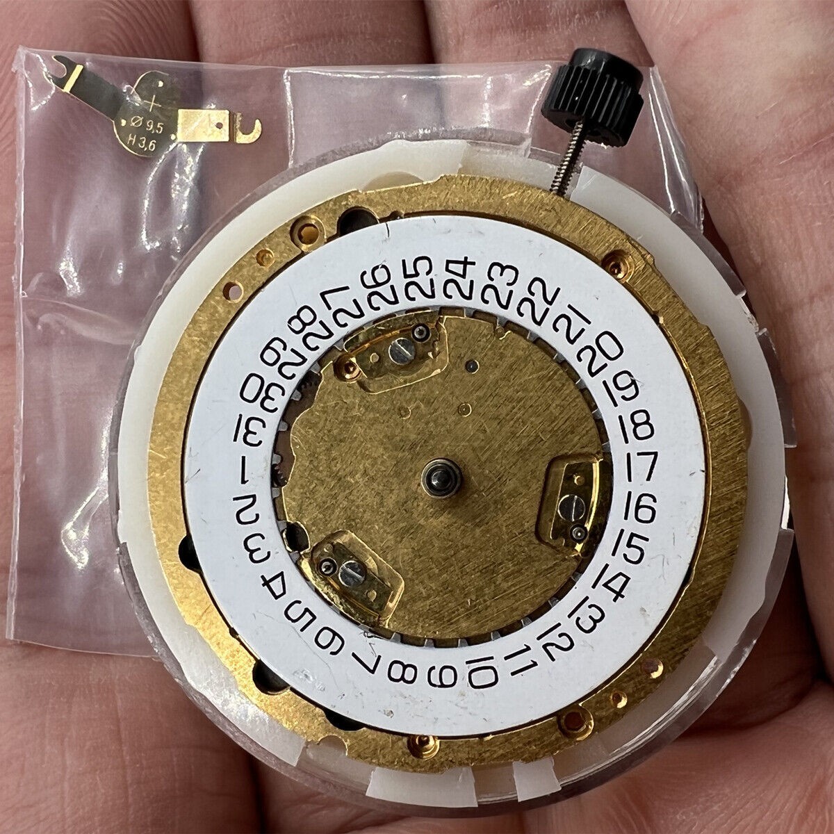 Swiss Made ETA 251.272 Quartz Watch Movement 3 Hands Golden Date at 4
